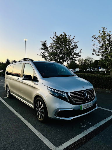 Van executiva Mercedes-Benz EQV / Classe V em Londres ao pôr do sol
