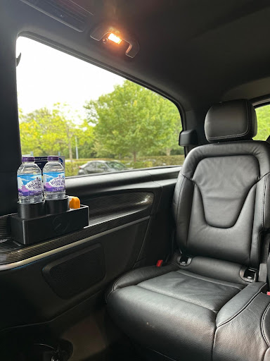Garrafas de água mineral cortesia e conforto a bordo do transfer receptivo em Londres